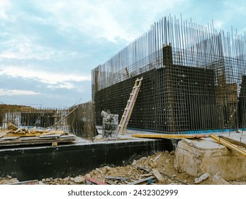 背景に大きな金属構造の工事現場。構造は金属棒で作られており、フェンスで囲まれています。シーンは進歩とハードワークの一つですの写真素材