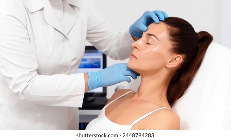 Consultation with a cosmetologist or dermatologist. Before the procedures, the woman is examined by a cosmetologist and receives recommendations on facial cleansing, lifting or injections. Stockfotó