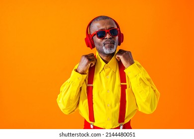 Cool senior man with fashionable clothing style portrait on colored background - Funny old male pensioner with eccentric style having fun 库存照片