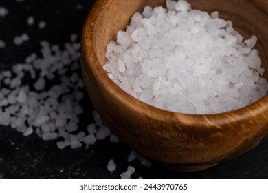 調理用の粗い海塩、食品に添加するための海塩の大きな結晶の写真素材