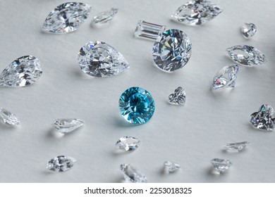 白い背景にカラーラウンドカットダイヤモンドと白いダイヤモンド。の写真素材