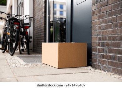 Courier Delivering Packages Safely to Front Doors of Homes, Ensuring Security and Efficiency in Residential Delivery Service 库存照片