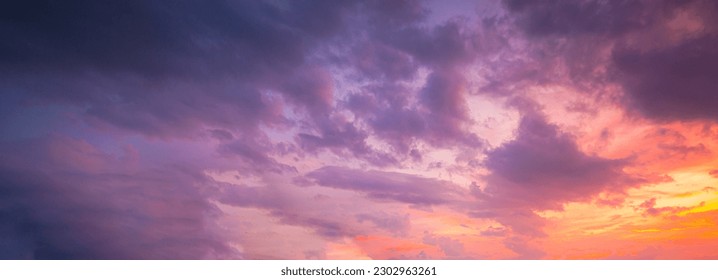 nuages et ciel rose, ciel doux, nuages roses clairs dans le ciel bleu du coucher du soleil. Couleurs pastel des nuages, arrière-plan naturel au soleil levant : photo de stock