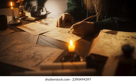 Close Up on Hand of Old Renaissance Male Using Ink and Quill to Write New Ideas. Dedicated Historian Taking Notes, Writing a Book about the Important and Innovative Eras in the History of Humanity Stock-foto