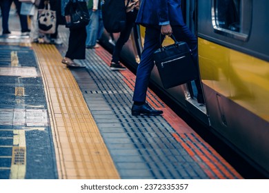 Close up people feet walking over the gap between a metro train and platform. People can fall into this gap and get injured Foto stock