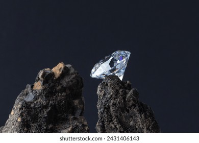 Close up of polished diamond on black rock. Stockfoto