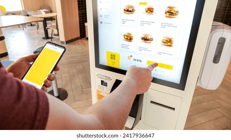 Close up shot of self-ordering kiosk at McDonald's restaurant in Canada. Ottawa ON Canada - 08.15. 2023 编辑库存照片
