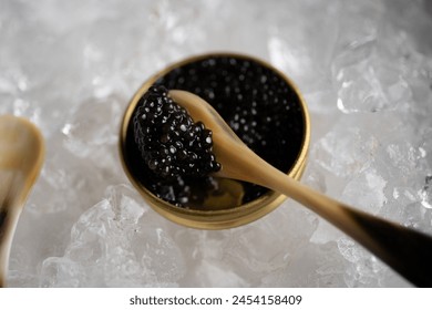 Close-up of a spoonful of luxurious black caviar, nestled on a bed of ice, ready to be served, highlighting the refined taste and texture of this gourmet delicacy. – Ảnh có sẵn