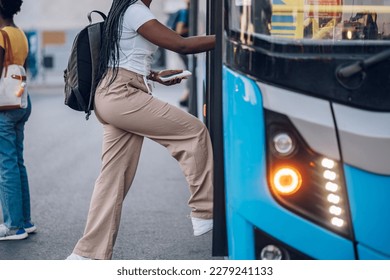 흑인 여성이 역에 서 있는 동안 버스에 탑승하는 장면이 찍혔다. 공간 복사 스톡 사진