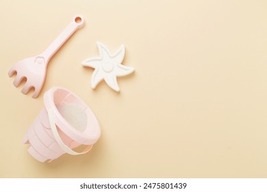 Cute toys for playing with sand on color background, top view Foto stock