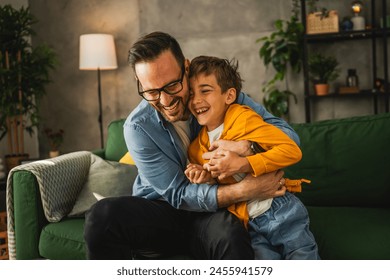 Dad and son caucasian tickle and have fun at home bonding happy together – Ảnh có sẵn