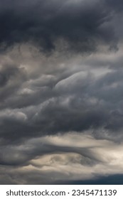 嵐の間の空の暗い雲。雲は不吉で不吉であり、彼らは来て悪天候の兆候です。の写真素材