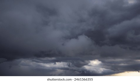 濃い雲が集まる暗い空と雨の前の激しい嵐。悪いまたはムーディーな天気の空と環境。二酸化炭素排出量、温室効果、地球温暖化、気候変動の写真素材