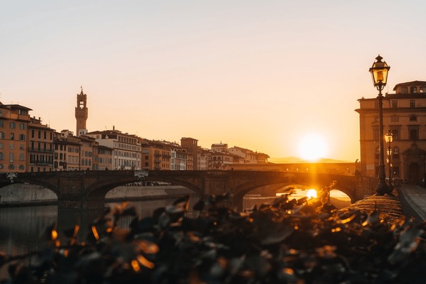 Dawn in the center of the renaissance capital - Florence. The oldest Ponto Vecchio bridge. Foto stock