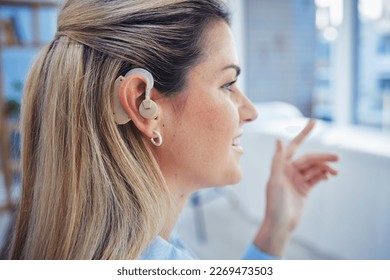 ろう、補聴器、および障害があり、生産性を高めるためにオフィスで働くビジネスマンがいる。若い女性従業員が屋内で働いている間に情報を聞いているヘルスケア、感覚および聴取の写真素材