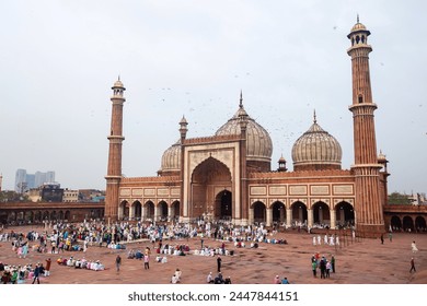 Delhi, India - July 18 2022: People offering prayers on the Eid morning at famous mosque Jama Masjid in Delhi. – Ảnh báo chí có sẵn