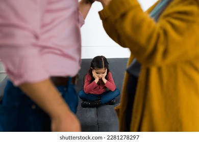 両親の間で悲しい子どもが落ち込み、離婚後の親権をめぐって争うの写真素材