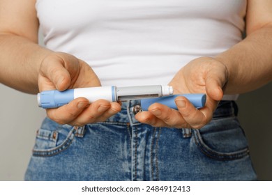 당뇨병 블루 인슐린 또는 세마글루타이드 주사 펜 폐쇄. 여성 배에 대한 세마글루타이드 또는 인슐린 약물. 세마글루타이드, 당뇨병 및 체중 감소 개념.  스톡 사진
