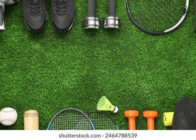 Different sports equipment on green grass, flat lay. Space for text Stockfoto