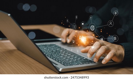 Digital Marketing Media Technology Graphic Concept. Businessman uses laptop to do online marketing to attract customers ,Merchant marketing attracts customers ,Digital Marketing concept. Stock-foto