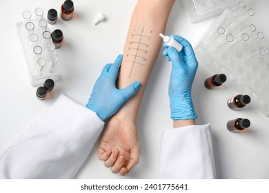 Doctor doing skin allergy test at light table, top view Stockfotó