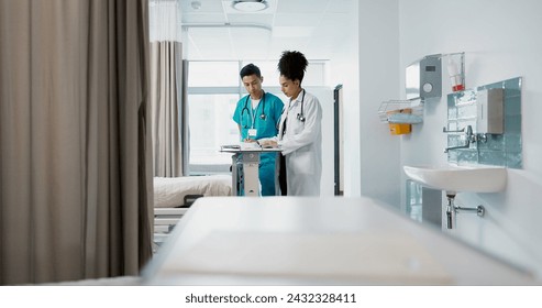 Doctor, team and nurse in discussion on tablet, planning and communication in hospital with bag. Technology, medical professional workers and people research healthcare online, wellness or telehealth Stockfoto