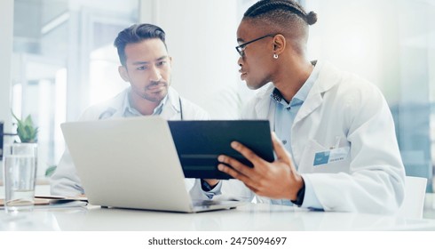 Doctors, meeting and men in hospital with laptop for discussion, treatment plan or diagnosis. Talking, healthcare and medical professionals with technology for conversation, teamwork or collaboration स्टॉक फ़ोटो
