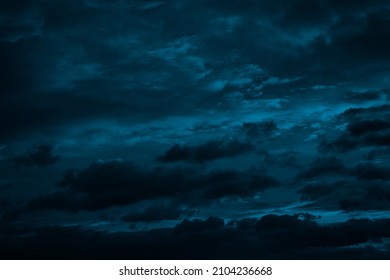  ドラマチックな空と雲。黒い青い緑の夜空。雷雨。暗い青の背景。                              の写真素材