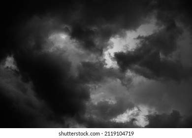 ドラマチックな空 – 雷雨の前の暗い雲の背景の写真素材