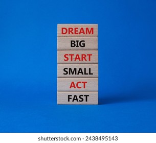 Dream Big Start Small Act Fast symbol. Concept words Dream Big Start Small Act Fast on wooden blocks. Beautiful blue background. Business concept. Copy space. – Ảnh có sẵn