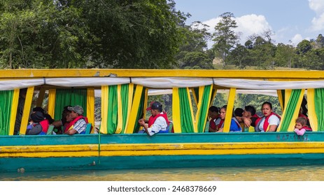 El Castillo , Nicaragua - March 11, 2024: Transport by boat along the San Juan river and Biosphere reserve along the border of Nicaragua and Costa Rica – Ảnh có sẵn