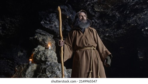洞窟の中に立っている年配の魔術師の写真素材