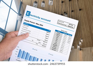 誰かの手にエネルギーの使用項目を示す電力アカウントの請求書。の写真素材