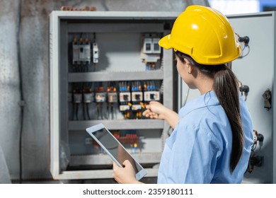電気技師エンジニア女性の作業チェックサービスメンテナンス電気主回路ヒューズと産業工場の電源システムの写真素材