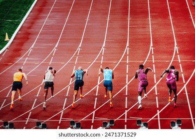 Les sprinters d'élite ont commencé à partir des blocs pour la course de sprint de 100 mètres. Athlètes Professionnels en Titre et en Field. Pré-course avant le match d'été à Paris. : photo de stock