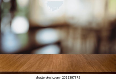 空の木製のテーブルトップと屋外の庭の背景のぼかしテキストマーケティングプロモーションのための空の木製のテーブルスペース。空白の木のテーブル、コピー用スペースの背景の写真素材