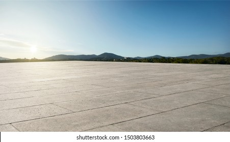 Empty concrete floor with nature mountain background. Foto stock