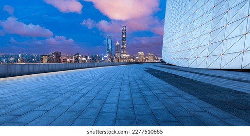 空の広場と都市のスカイラインは、中国の上海で夜に近代的な建物と。の写真素材