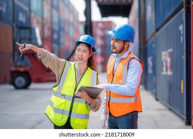 Engineer and inspector working and discuss in shipping container in Container Terminal. Foto stock