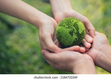Environment Earth Day In the hands holding green earth on Bokeh green Background, Saving environment, and environmentally sustainable. Save Earth. Concept of the Environment World Earth Day: stockfoto