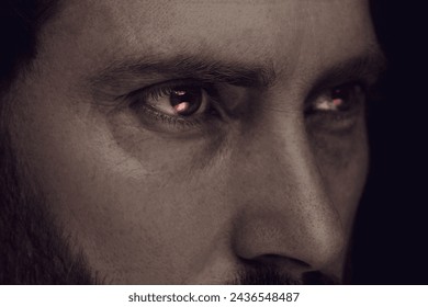 悪い目。赤い悪魔のような目をした男性、接写の写真素材