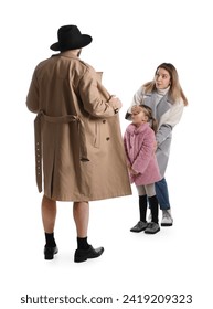 白い背景に子どもを持つ母親の前のコートの下に裸の体を露出させる露出家の写真素材