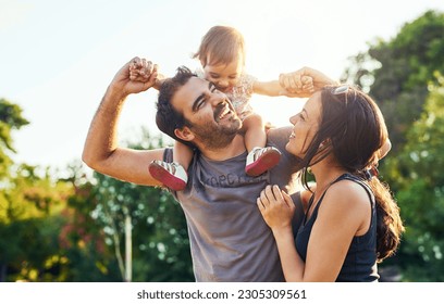 가족, 아빠, 딸은 여름의 햇빛에 엄마, 행복 또는 사랑과 함께 공원에서 어깨를 나란히 하고 있다. 어린 커플, 여자 아이 또는 함께 웃으며 자유를 위해, 유대감을 가지거나 손을 잡고 돌보기, 뒷마당이나 정원 스톡 사진