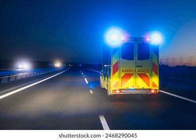 夜の高速道路での救急医療サービスの高速移動救急車。ヘルスケア、救助、緊急性をテーマにしています。
の写真素材