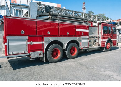 A fire truck with a retractable ladder for extinguishing fires at a height. A fire truck for the delivery of firefighters to the place of fire and the supply of extinguishing agent for extinguishing. Foto stock