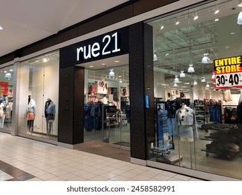First day of closing sale at Rue21 - Entry, store to the right of frame, 30 to 40 percent off sign in frame (Cheyenne, Wyoming) - 05\03\2024 Redaktionellt stockfoto