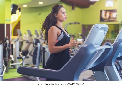 Fit woman exercising on treadmill in gym. Foto Stock