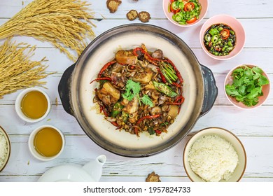 Flat lay, Top view Bak kut tek, hokien chinese spicy  food soup in bowl decorated with rice, soups, sauce and vegetable. Stock-foto