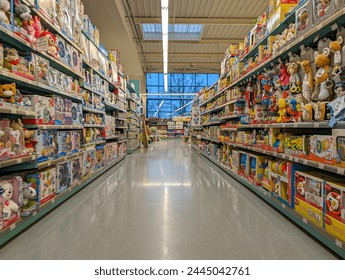 France, 2 march 2024: Aisle of a toy store with various products సంపాదకీయ స్టాక్ ఫోటో