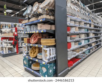 France, 6 March 2024: Interior of a retail store displaying various home goods – Ảnh báo chí có sẵn